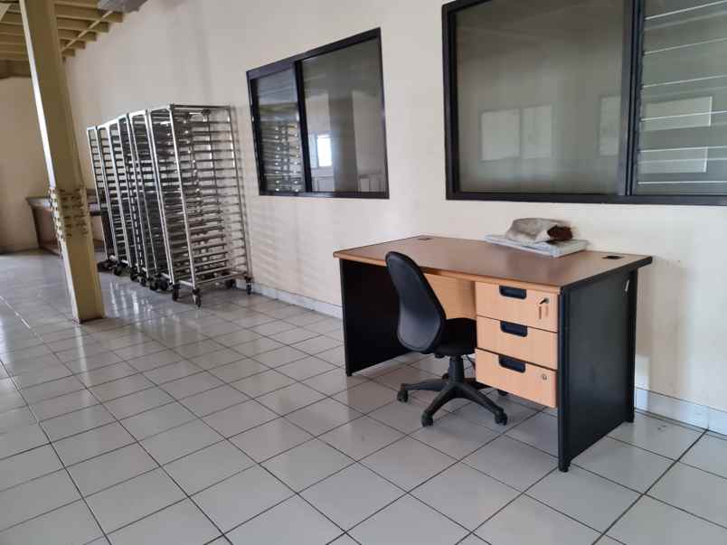 gedung ex pabrik di serpong