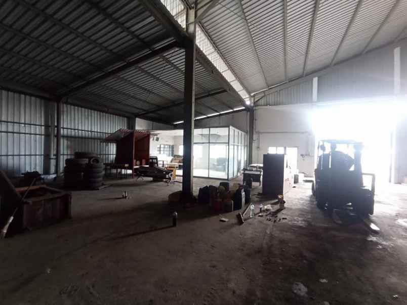 gudang margomulyo ada loading dock