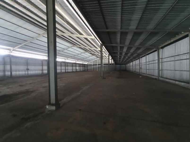 gudang margomulyo ada loading dock