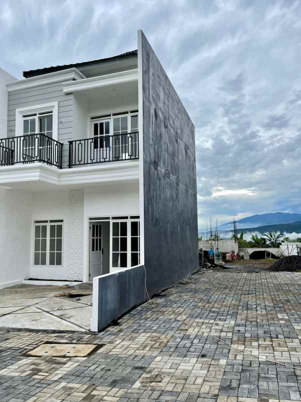 hunian berkonsep villa dengan desain eropa classic