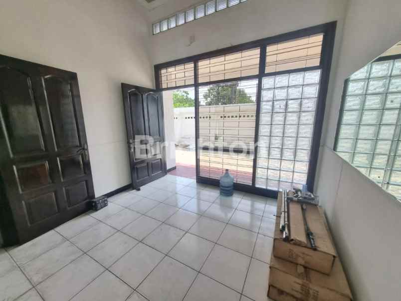 manyar kertoadi row 3 mobil utara