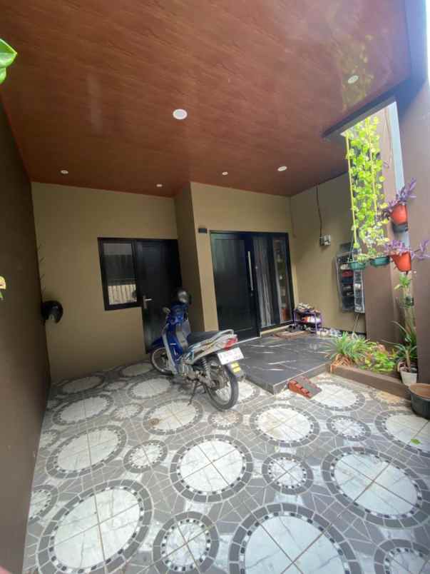 over kredit 85jt rumah 2 lantai dekat gdc depok