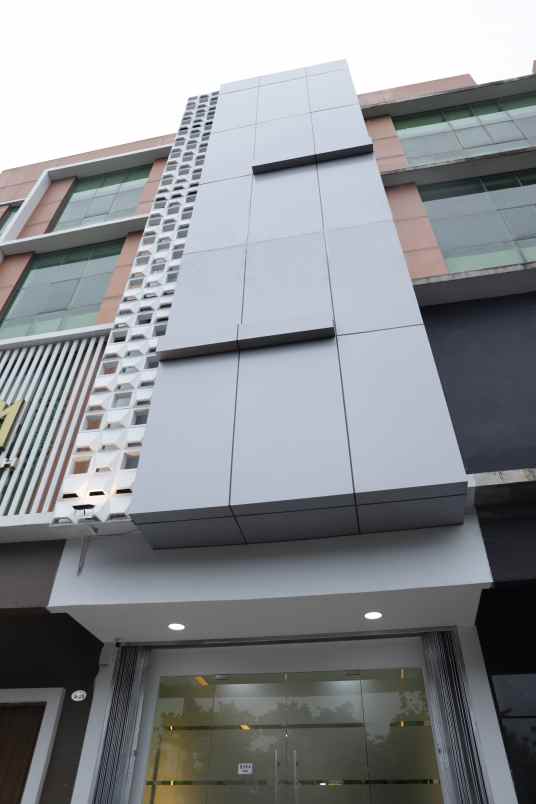 ruko di batam 5 lantai row jalan 4 mobil hadap selatan