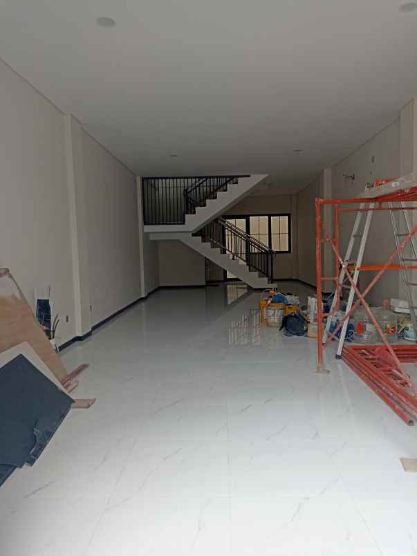 ruko raya merr gress 3 lantai nol jalan parkir luas