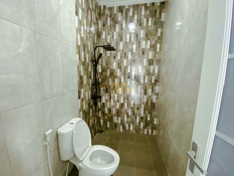 rumah 2 lantai mewah dekat stadion maguwoharjo