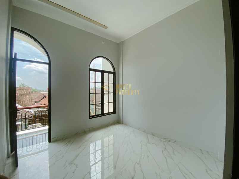 rumah 2 lantai mewah dekat stadion maguwoharjo