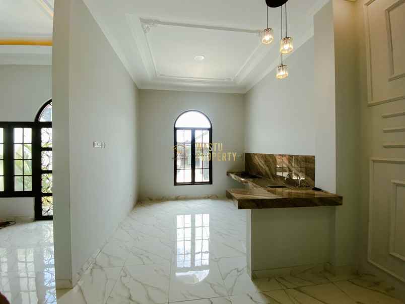 rumah 2 lantai mewah dekat stadion maguwoharjo