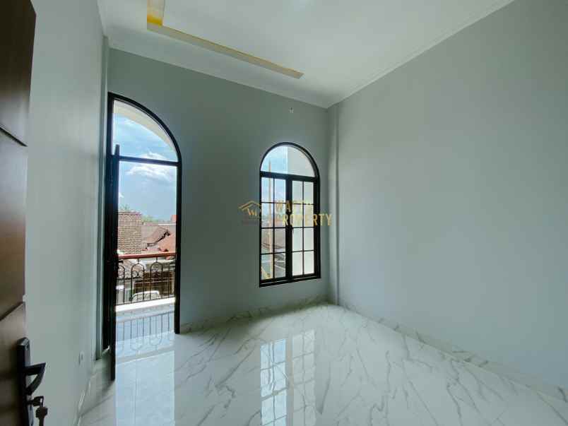 rumah 2 lantai mewah dekat stadion maguwoharjo