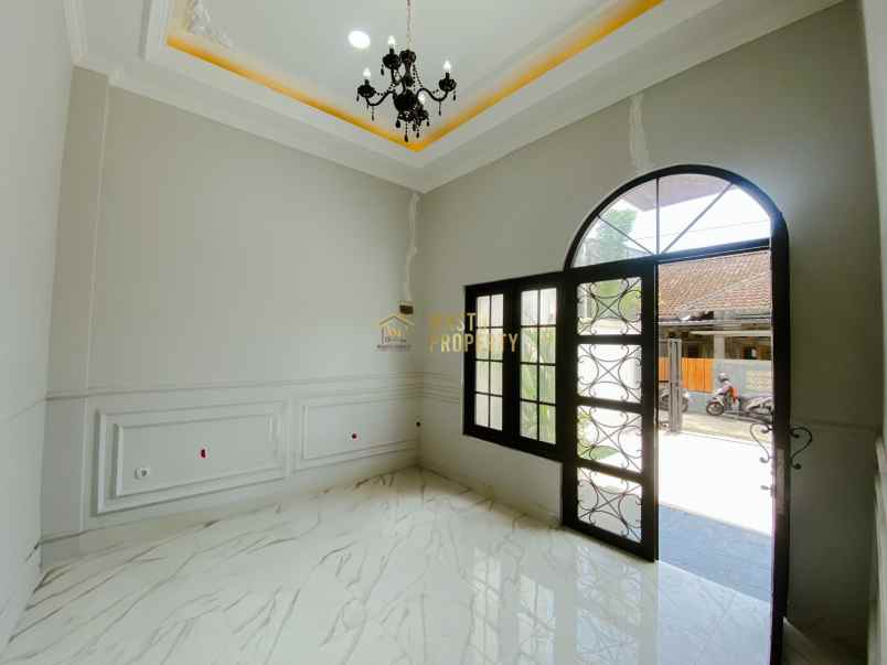 rumah 2 lantai mewah dekat stadion maguwoharjo