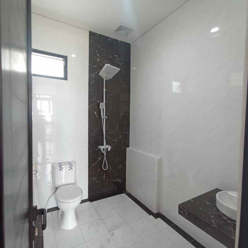 rumah 2 lantai minimalis dekat graha raya bintaro