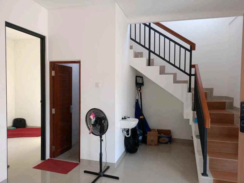 rumah 2 lantai selangkah ke universitas pamulang