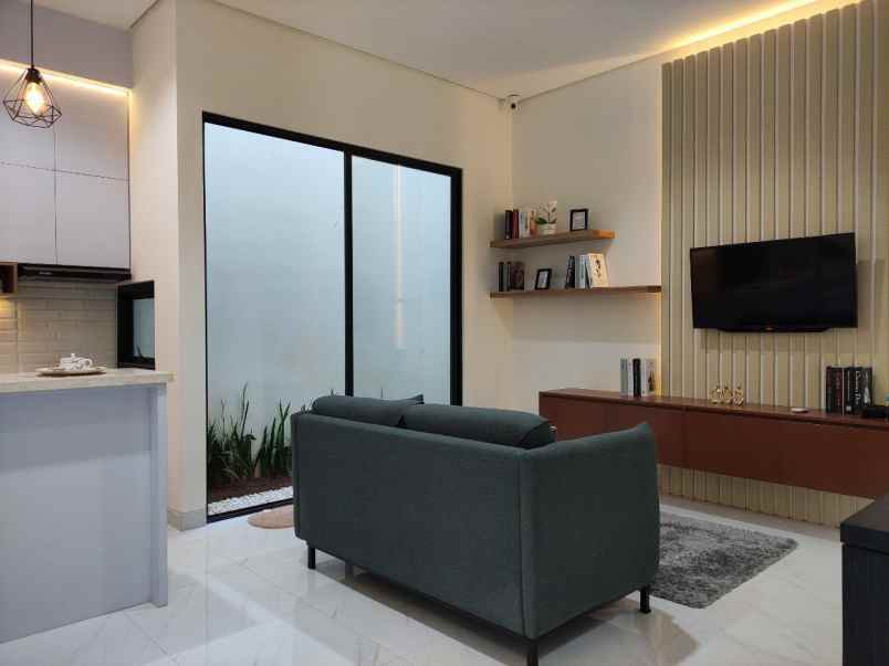 rumah 3 lantai dengan rooftop di tangerang