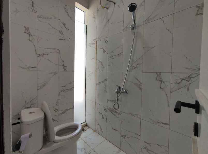 rumah 3 lantai dengan rooftop di tangerang