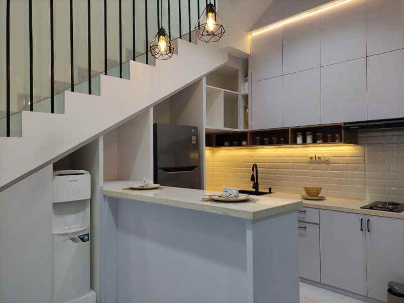 rumah 3 lantai dengan rooftop di tangerang