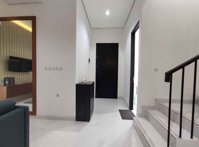 rumah 3 lantai dengan rooftop di tangerang