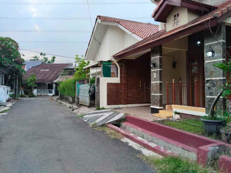 rumah artistik geboy manja di pondok bambu