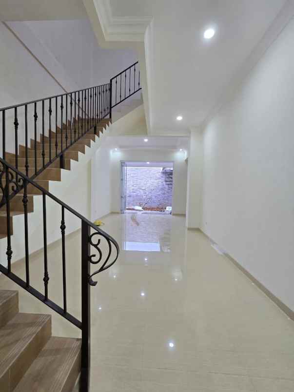 rumah baru design modern dalam komplek di duren sawit