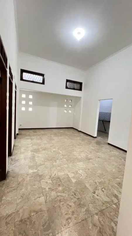 rumah dijual di komplek lokasi strategis kebon jeruk