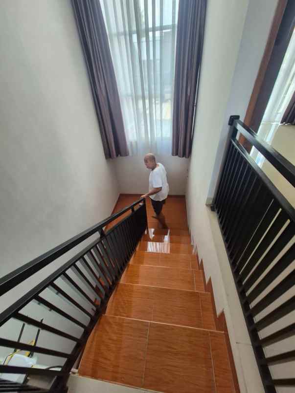 rumah komplek setiabudi ada taman depan full furnished