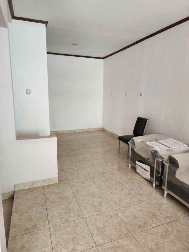 rumah kondisi terawat di daan mogot baru