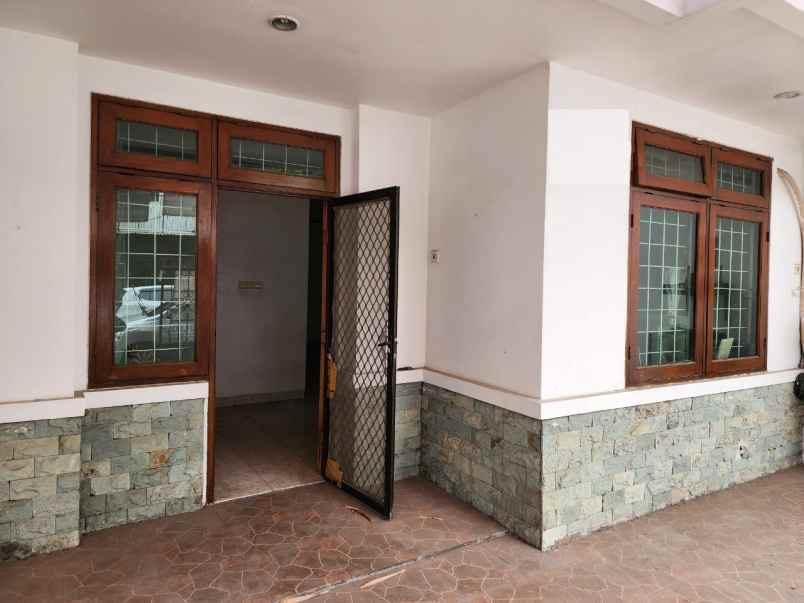 rumah kondisi terawat di daan mogot baru