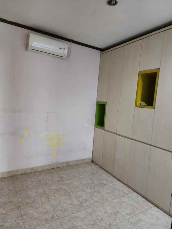 rumah kondisi terawat di daan mogot baru