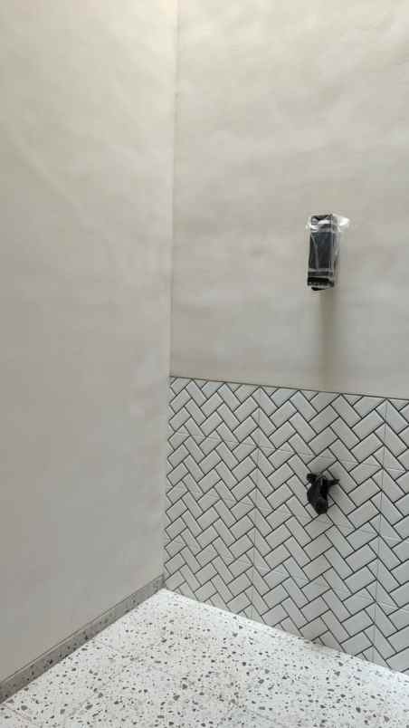 rumah kotak gress di jln utama manyar one gate sistem