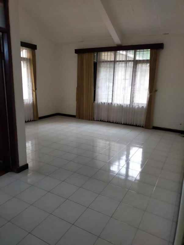 rumah luas di lembah bajuri dekat setiabudi regency