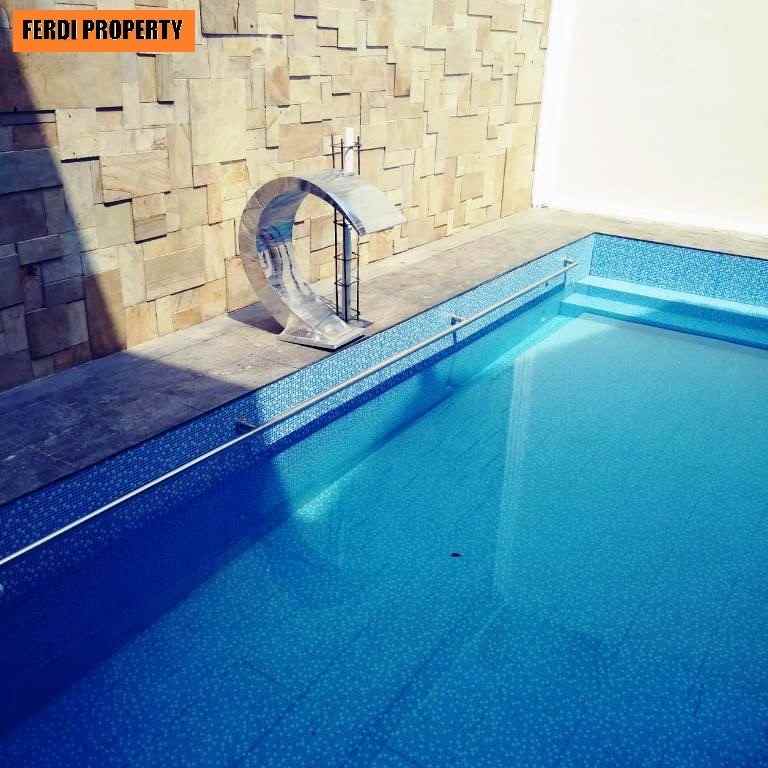 rumah mewah kolam renang pribadi kota wisata cibubur