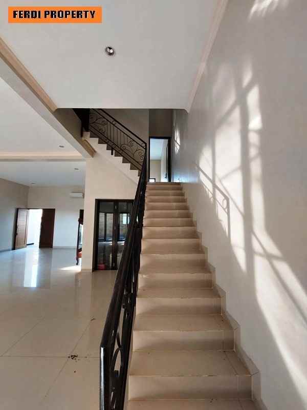 rumah mewah kolam renang pribadi kota wisata cibubur