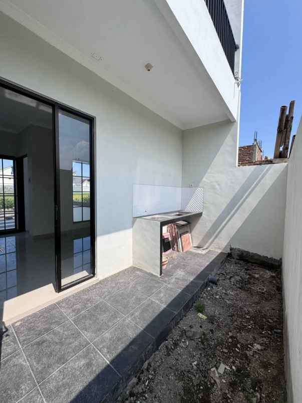 rumah modern 2 lantai lokasi di sukun malang