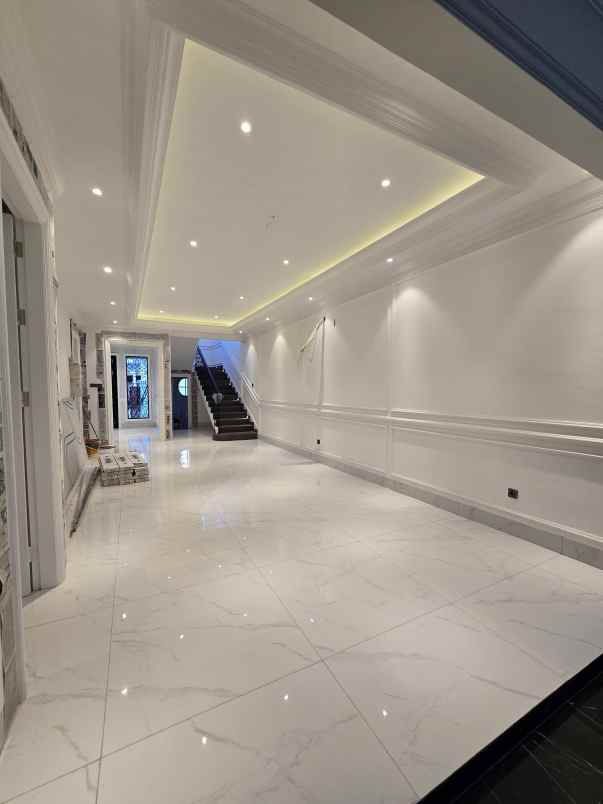 rumah nyaman desain american classic di cempaka putih