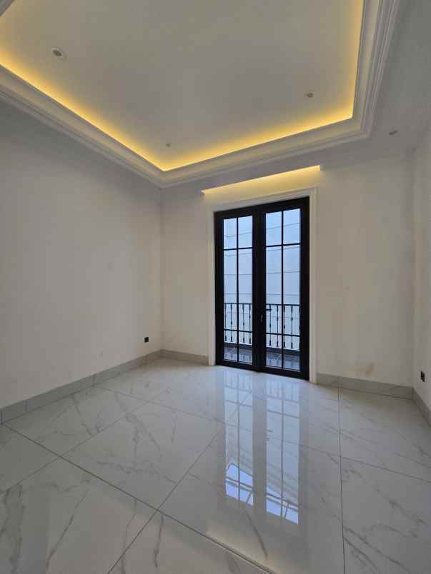 rumah nyaman desain american classic di cempaka putih