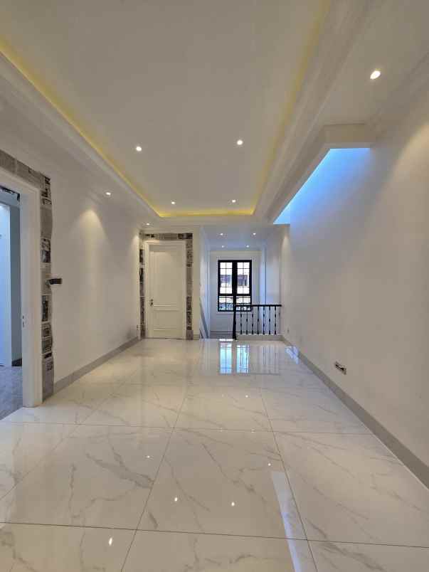 rumah nyaman desain american classic di cempaka putih