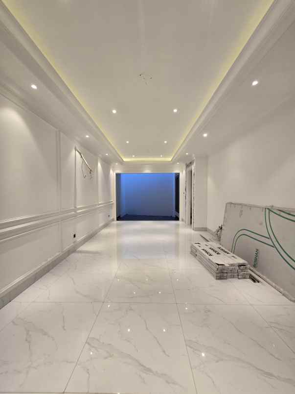 rumah nyaman desain american classic di cempaka putih