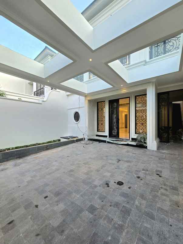 rumah nyaman desain american classic di cempaka putih