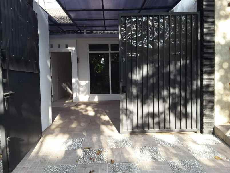 rumah pusat kota surabaya harga pinggir kota