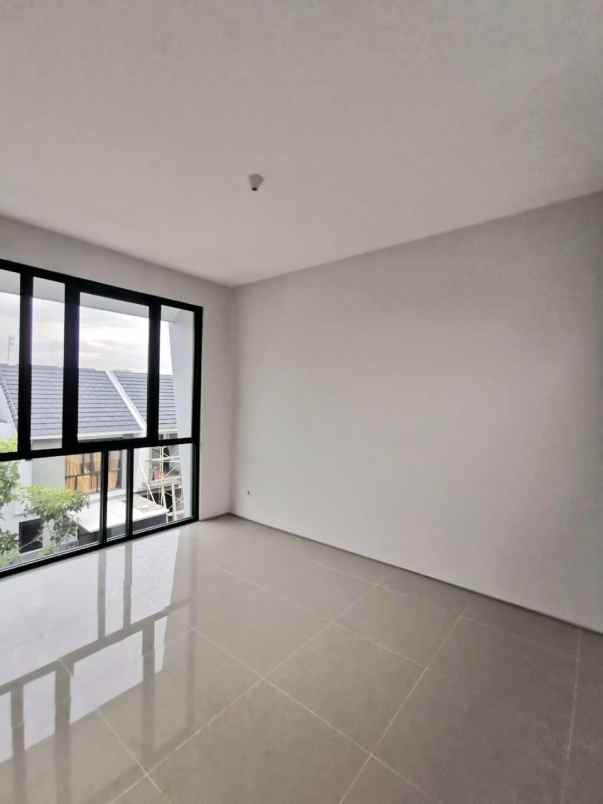 rumah royal residence 3 lantai kosongan