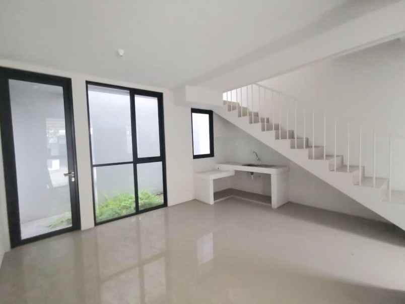 rumah royal residence 3 lantai kosongan