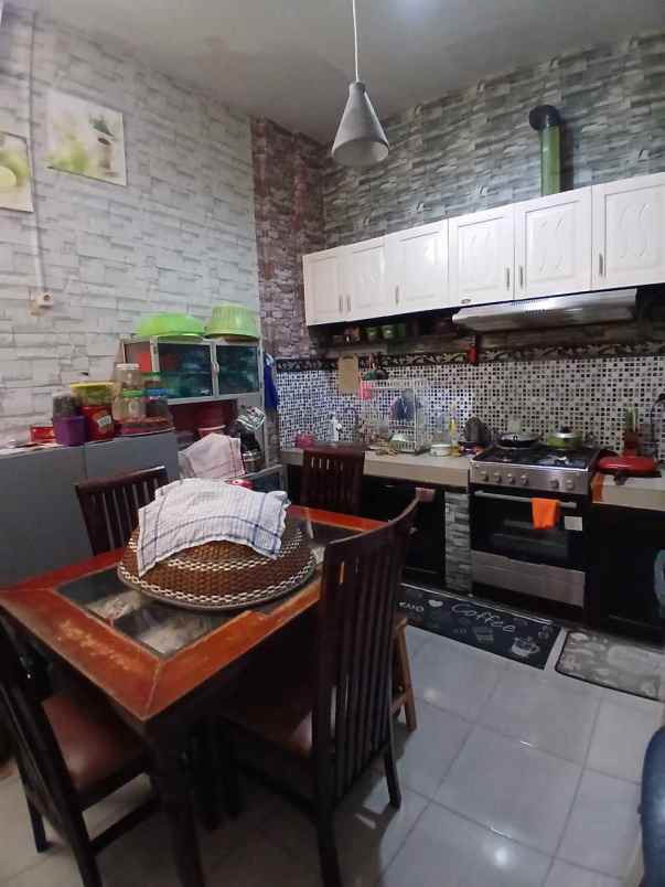 rumah second terawat di kav ui barat tanah baru depok