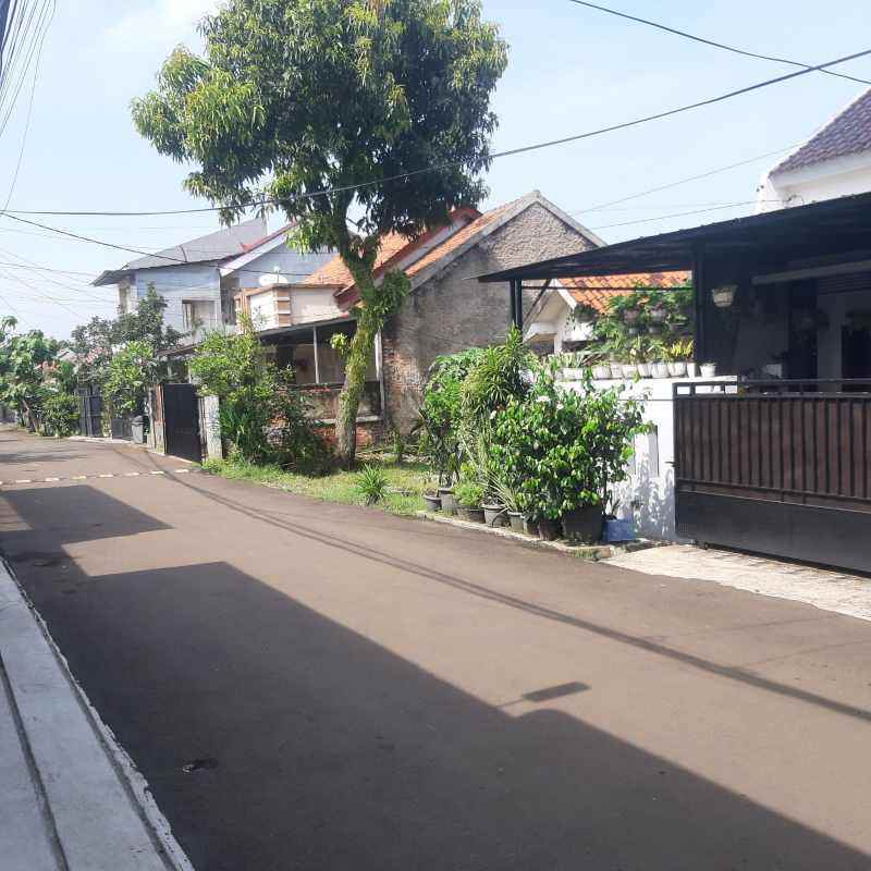 rumah second terawat di kav ui barat tanah baru depok