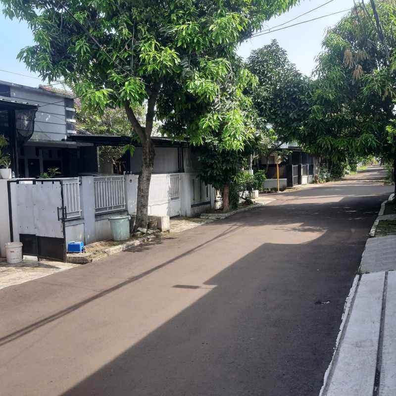 rumah second terawat di kav ui barat tanah baru depok