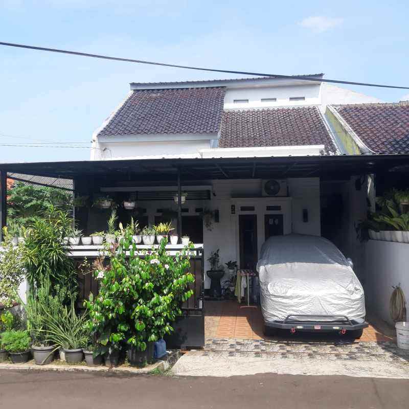 rumah second terawat di kav ui barat tanah baru depok