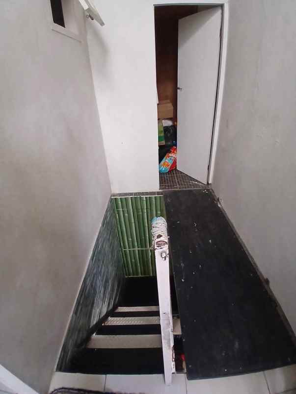 rumah second terawat di kav ui barat tanah baru depok