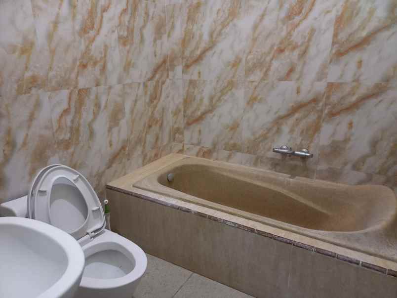 rumah strategis 2 lantai wahidin shm jalan utama