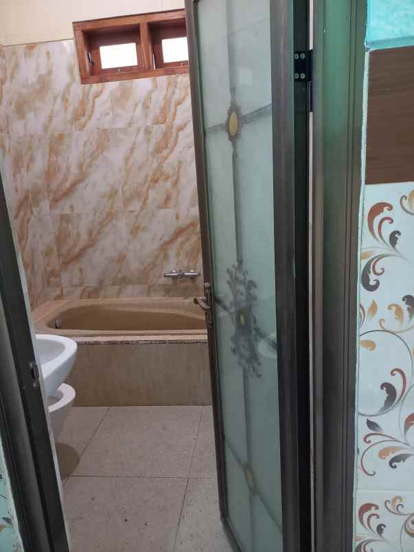 rumah strategis 2 lantai wahidin shm jalan utama