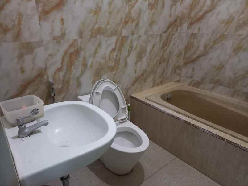 rumah strategis 2 lantai wahidin shm jalan utama