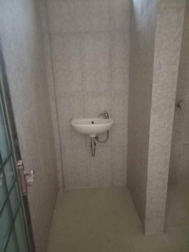 rumah strategis 2 lantai wahidin shm jalan utama