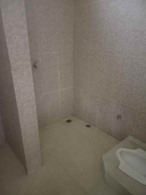 rumah strategis 2 lantai wahidin shm jalan utama