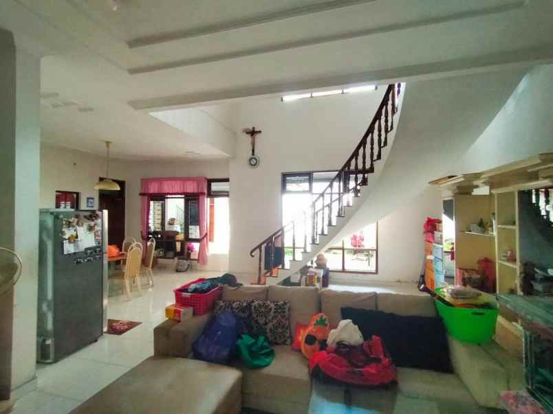 rumah strategis jalan kembar sutorejo